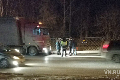 Ленивый пешеход бросился под колеса МАЗа в Новосибирске