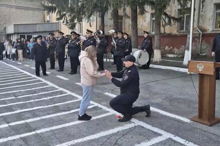Новосибирский полицейский сделал предложение возлюбленной перед командировкой на Кавказ