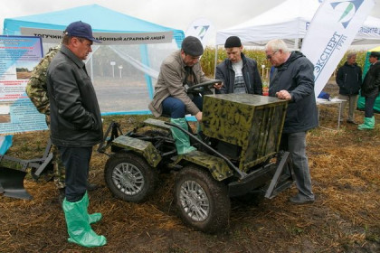 Мини-трактор вызвал фурор на Дне поля в Краснообске 