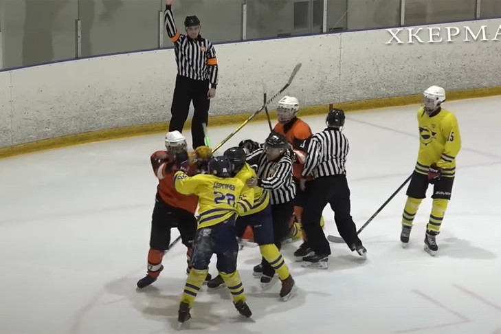 Ледовое побоище устроили юные хоккеисты из Новосибирска и Ангарска