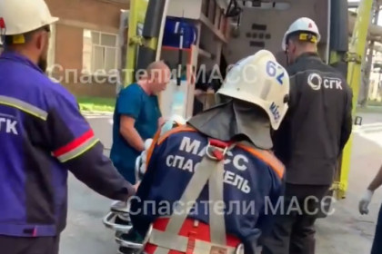 На ТЭЦ-3 в Новосибирске спасатели эвакуировали упавшего альпиниста