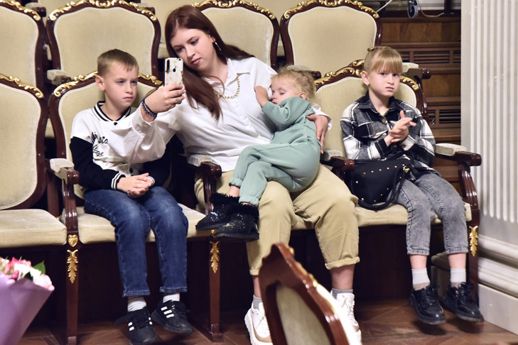 Многодетным мамам Новосибирской области вручили знак отличия «За материнскую доблесть» в правительстве региона