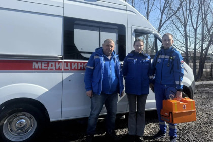 Воды по колено: медики вывезли женщину на садовой тележке под Новосибирском