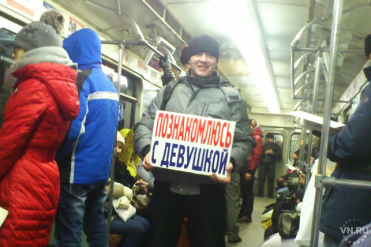Взывающий к любви новосибирец «склеил» двух бабушек в метро