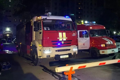 17 человек вытащили из горящего дома спасатели в Новосибирске