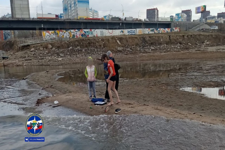 Дети открыли купальный сезон на Оби в Новосибирске 4 мая