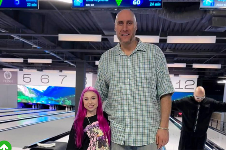 Великан ростом выше Карелина замечен за игрой в боулинг в Новосибирске