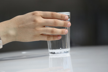 Житель Новосибирска залпом выпил бутылку водки и потерял сознание