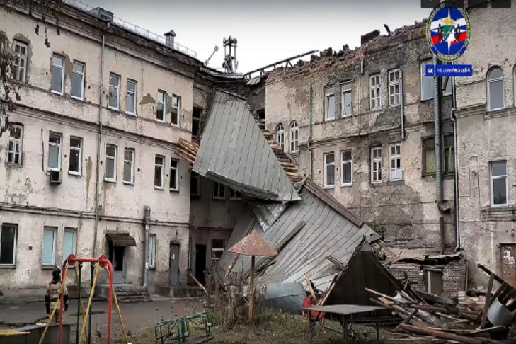 Разрушенное ураганом общежитие починят в Новосибирске до конца 2022 года