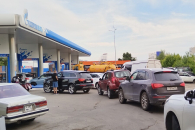 Очереди на новосибирских АЗС стали больше после атак БПЛА на Омский НПЗ