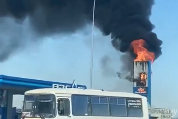 «Цены огонь»: пожар вспыхнул на автозаправке под Новосибирском