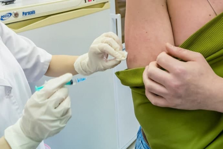 Двести подростков поставили прививку от COVID-19 в Новосибирске