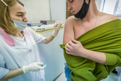 Прививки от гриппа и коронавируса в один день ставят в Новосибирске