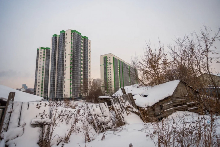 Частный жилой сектор снесли в Новосибирске под строительство 25-этажки