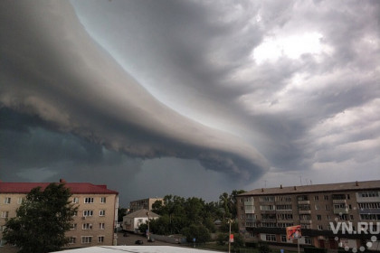 Ураган сорвал крыши с магазинов в Барабинске и Куйбышеве