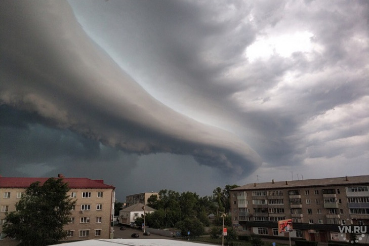 Ураган сорвал крыши с магазинов в Барабинске и Куйбышеве
