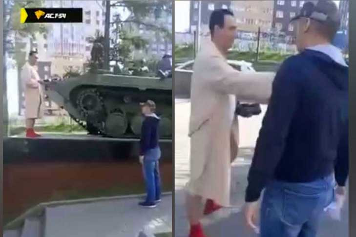 «Бить не стали»: мужчина в халате устроил фотосессию у военного памятника в центре Новосибирска