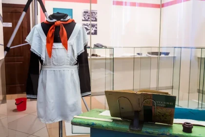 Деревянный портфель и фуражка – будни советской школы вспомнили в Новосибирске