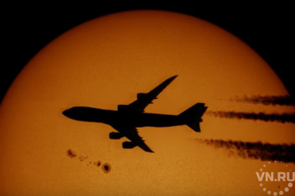 Полет Boeing 747-83QF на фоне гигантского Солнца снял новосибирец
