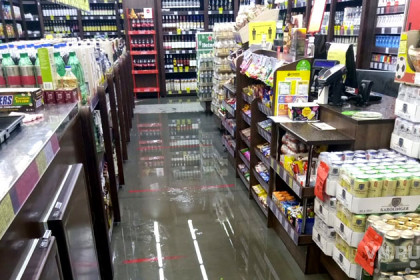 Датчик движения среагировал на потоп в магазине