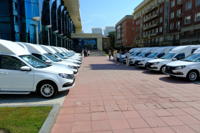 Многодетным семьям вручили автомобили в Новосибирске