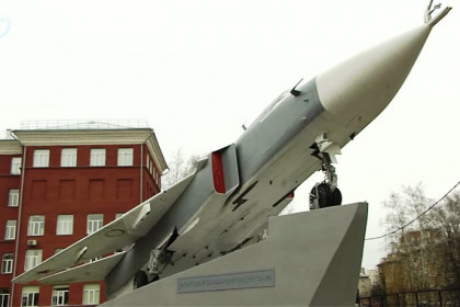 Фронтовой бомбардировщик Су-24 установили в НГТУ НЭТИ