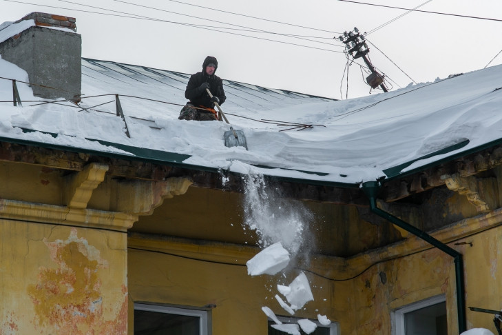 Очистить крыши от снега в период оттепели поручил мэр Новосибирска Локоть