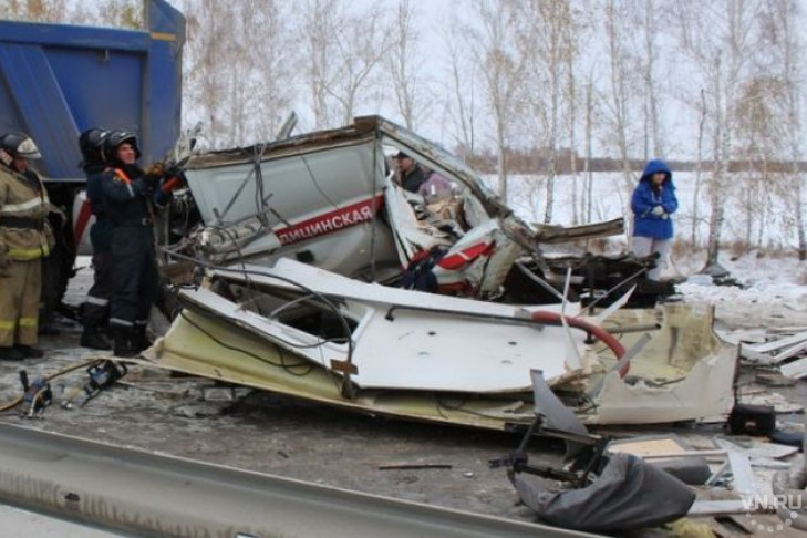 Скорая помощь разбилась на трассе под Новосибирском: двое погибли