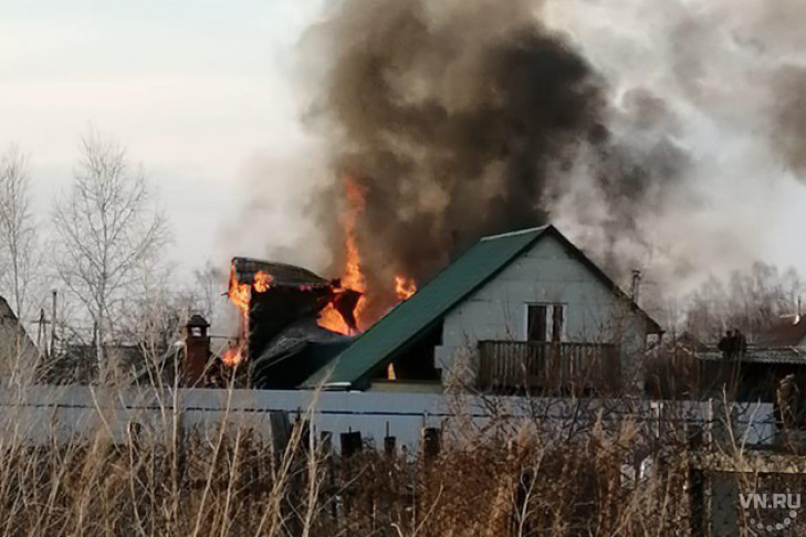 Вертолет тушил пожар дома в селе Боровое