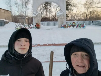 Здвинские патриоты очищают памятник героям ВОВ от снега