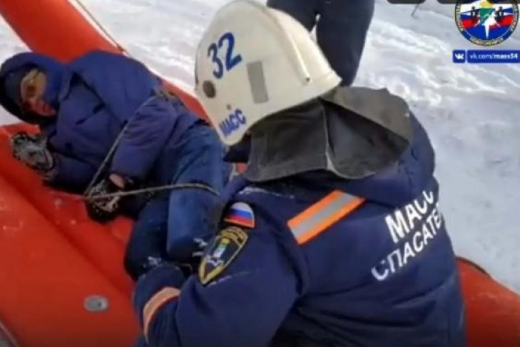 Спасатели на надувных санях эвакуировали живого «подснежника» в Новосибирске