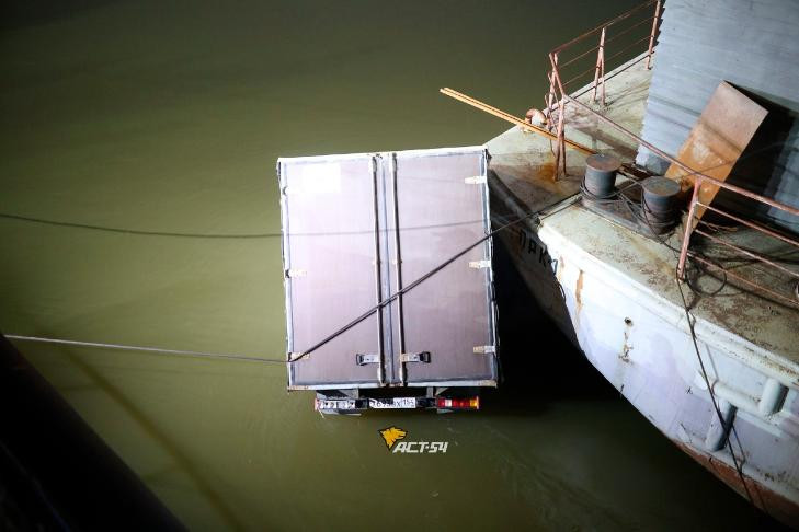 ГАЗель ушла под воду на Речном вокзале в Новосибирске