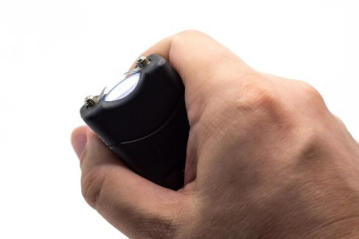 В Новосибирске психический инвалид напал на соседа с электрошокером