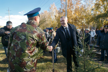 Врио губернатора посадил первое дерево в Новосибирске