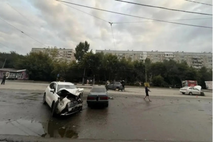 Водитель BMW Х5 без сознания собрал 3 машины на встречной полосе в Новосибирске