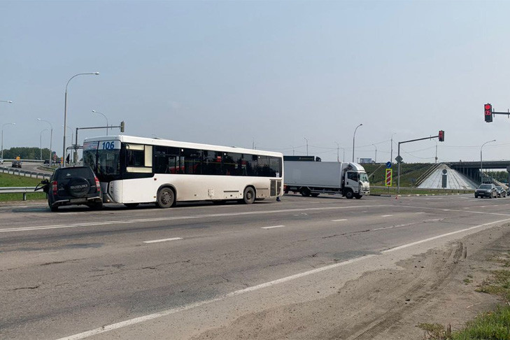 Женщина на иномарке протаранила автобус с пассажирами под Новосибирском