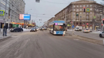 «Хотел проскочить на красный»: тролллейбус сбил девочку в Новосибирске