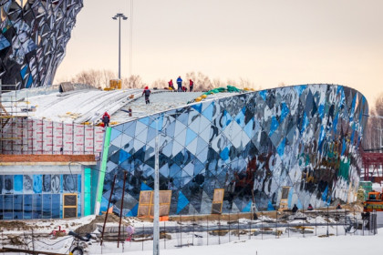 Остекление нового ЛДС в Новосибирске подходит к завершению