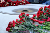 Андрей Травников вместе с жителями региона возложил цветы к Вечному огню