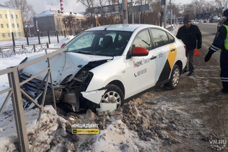 Таксист испугался фуры и протаранил забор в Новосибирске