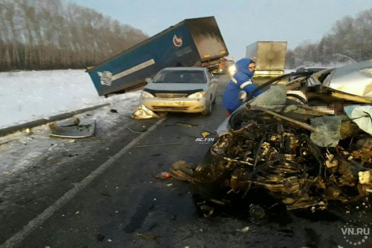 Столкнулись фура и «Тойота» в Новосибирской области: водитель иномарки погиб