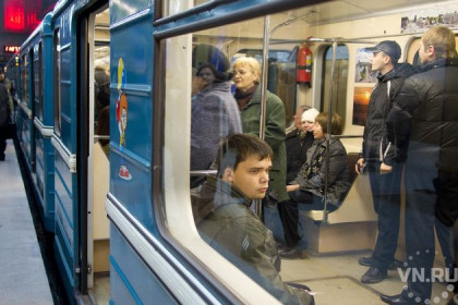 Пассажиры помогли толкать вагон метро