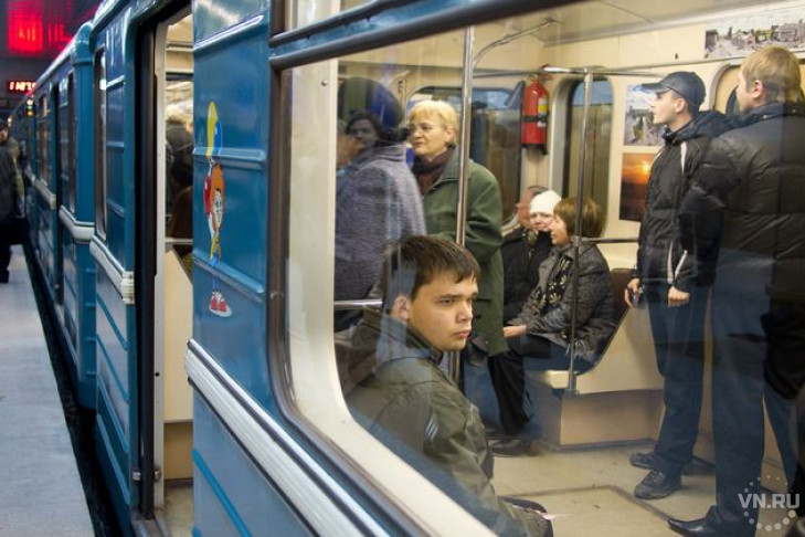 Пассажиры помогли толкать вагон метро