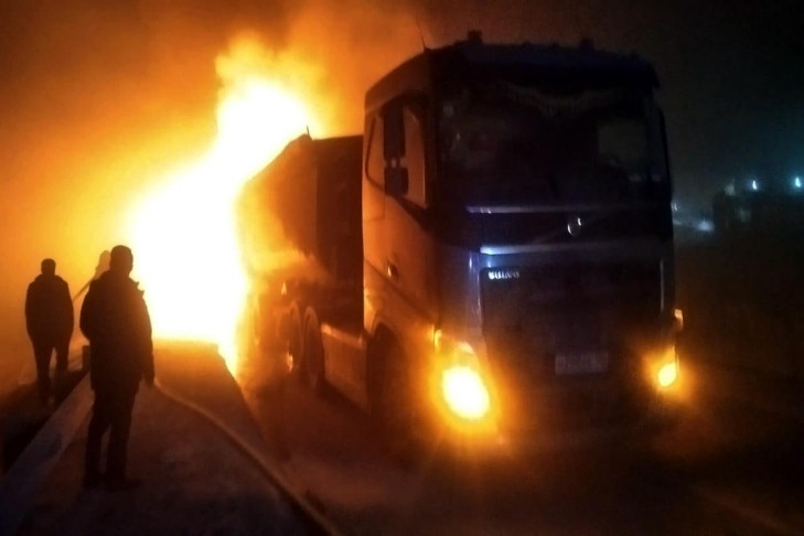 Грузовик загорелся на трассе в Новосибирской области: водитель погиб на месте