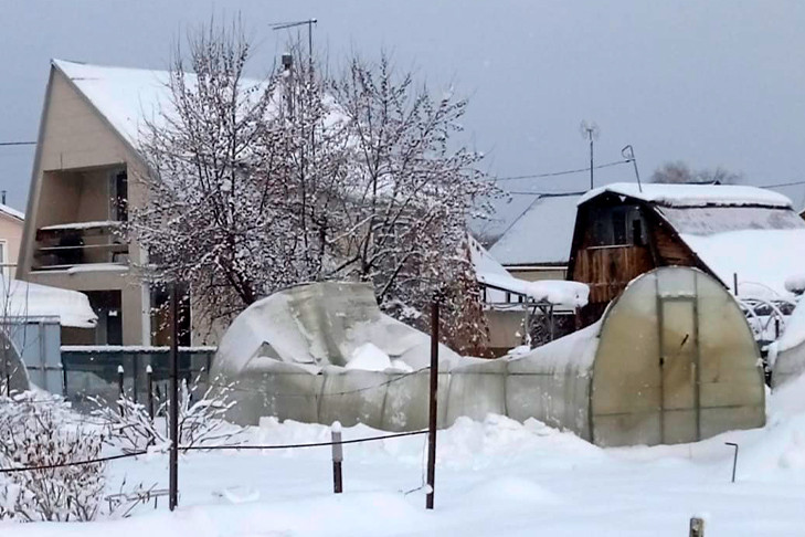 Ущерб колоссальный: непогода разрушила теплицы на дачах под Новосибирском