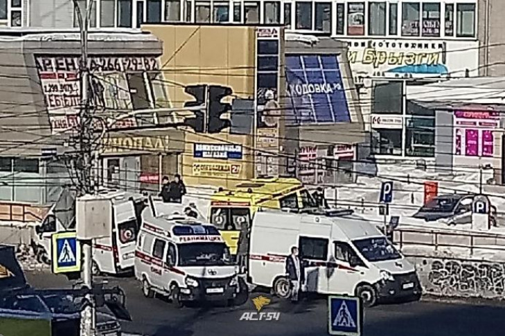 Автомобиль «скорой помощи» попал в ДТП на улице Кирова в Новосибирске