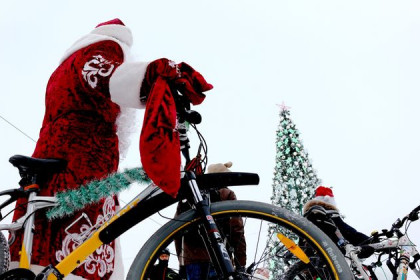 Деды Морозы на велосипедах промчались по центру Новосибирска