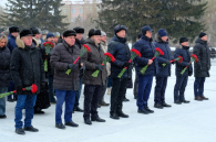 Андрей Травников почтил память героев у Вечного Огня в День защитника Отечества