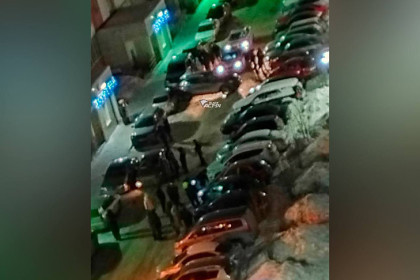 Двенадцать автомобилей на парковке разнесла жительница Новосибирска на «Порше»