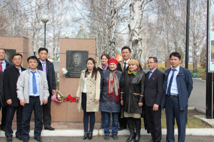 Корейцы посетили могилу доволенца, спасшего Ким Ир Сена